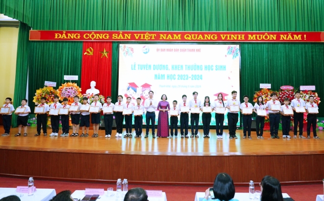 Bà Lê Thị Hoàng Chinh, Trưởng phòng Giáo dục và Đào tạo quận Thanh Khê (giữa) tuyên dương học sinh đạt thành tích năm học 2023-2024.