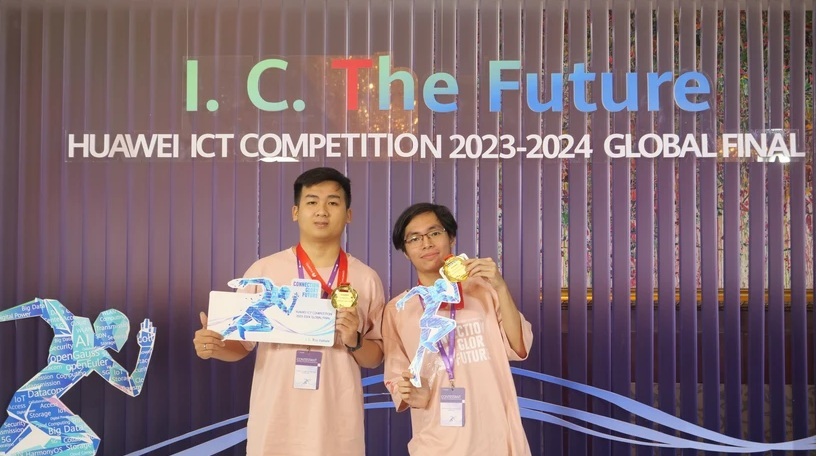 The two outstanding Vietnamese students win the third prize at the Huawei ICT Competition 2023-2024 Global Final. Photo: Vietnam+