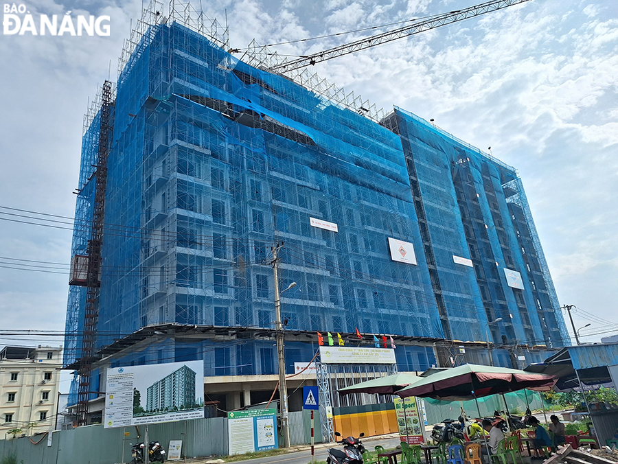 The social housing project for revolutionary contributors on Vu Mong Nguyen Street, Khue My Ward, Ngu Hanh Son District is under construction, expected to be completed by December 2024. Photo: THU HA