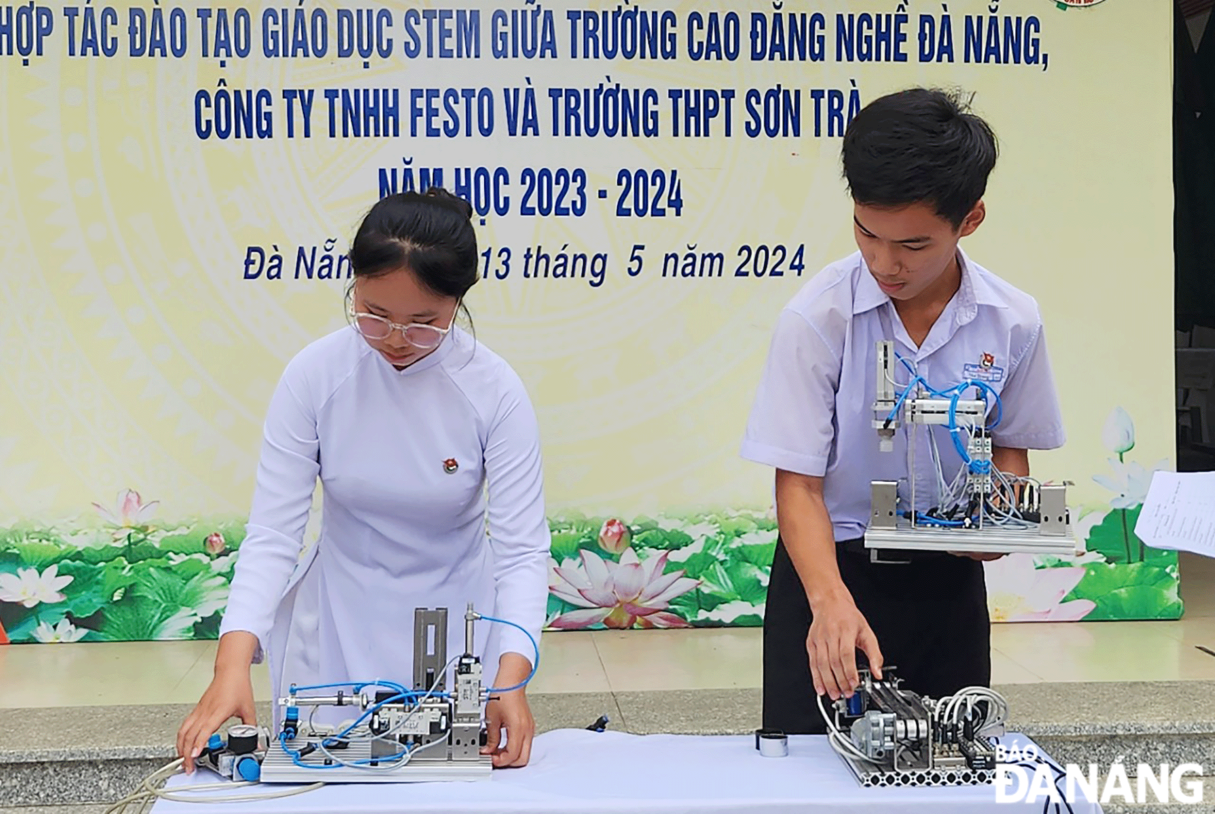 Học sinh Trường THPT Sơn Trà tự lắp ráp mô hình nhờ trải nghiệm thực tế qua các giờ học STEM. Ảnh: NGỌC HÀ	