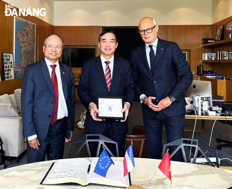 Chairman of the Da Nang People's Committee Le Trung Chinh (middle) and Mayor of Le Havre City Edouard Philippe (right).