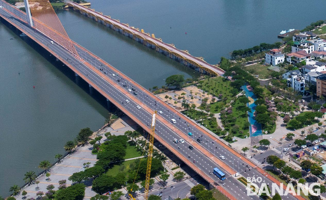 Here is a view of Nguyen Van Troi Bridge and the park. Photo: H.H