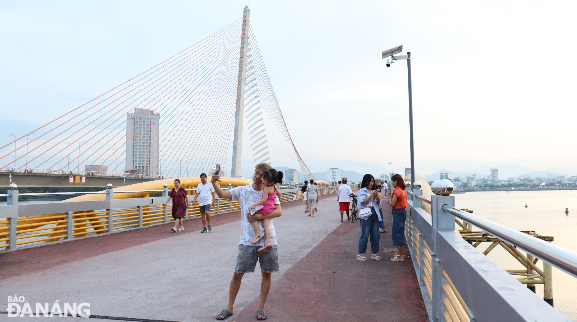 Many people check-in on Nguyen Van Troi Bridge. Photo: HOANG HIEP