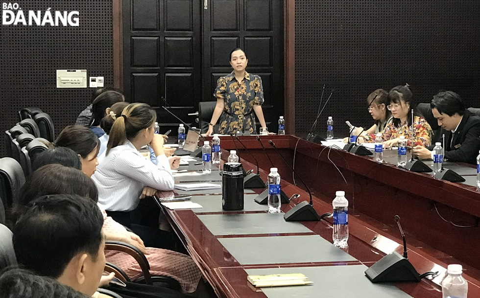 A leader of the Da Nang Department of Tourism asking accommodation establishments to ensure safety criteria during the sporting event. Photo: THU HA