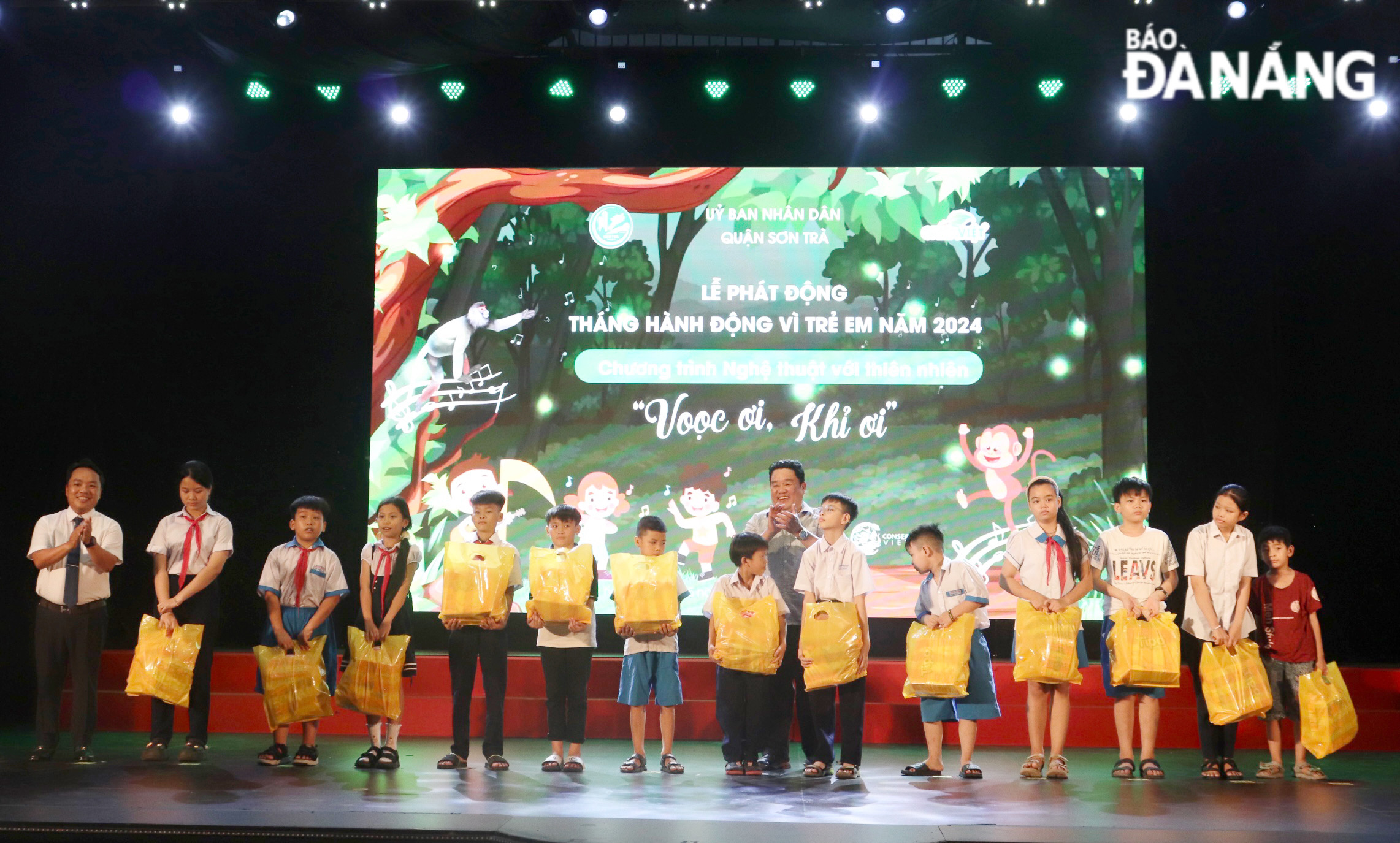 UBND quận Sơn Trà trao 250 suất quà cho trẻ em có hoàn cảnh đặc biệt khó khăn trên địa bàn. ẢNH: K.N