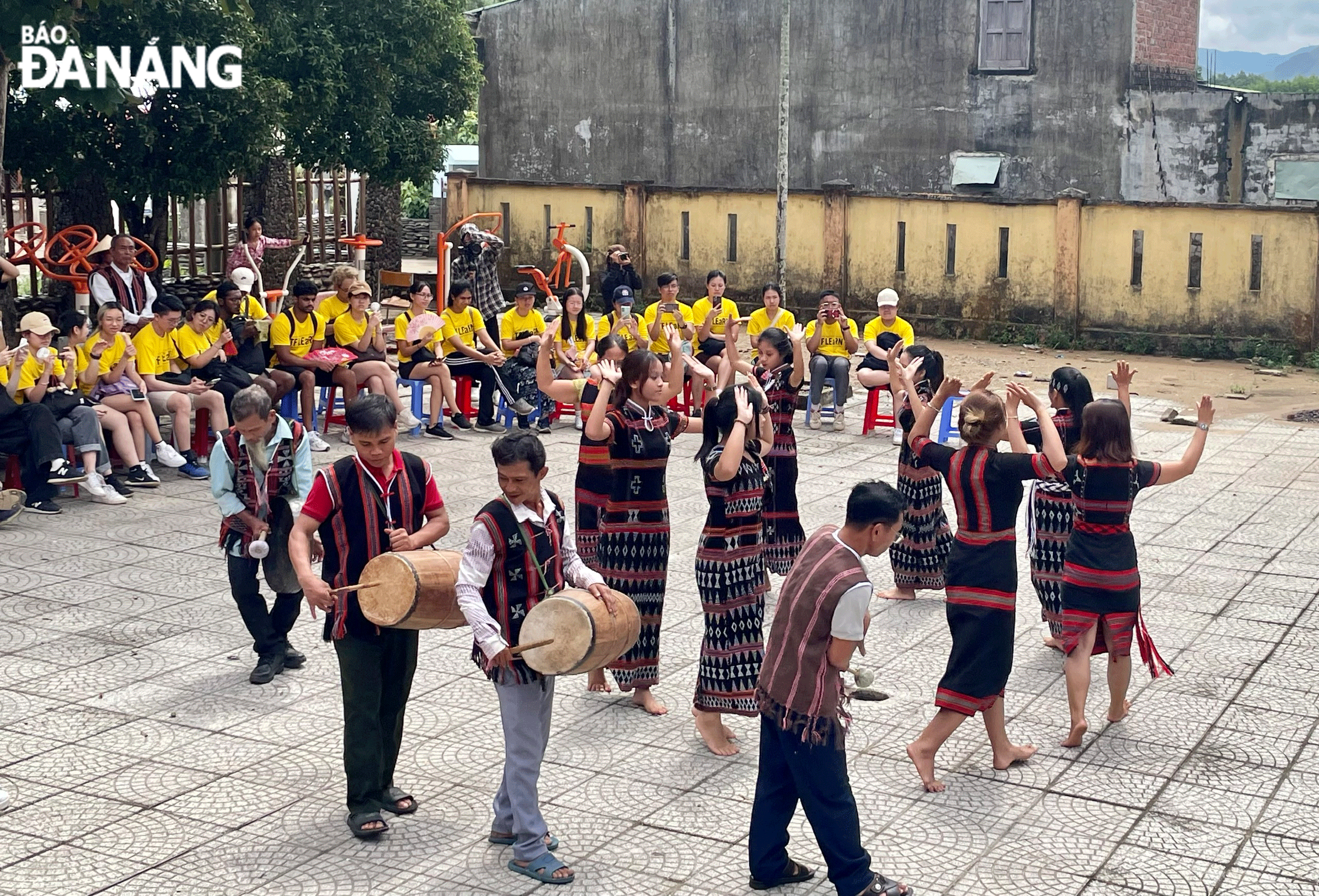 Đồng bào Cơ tu tại xã miền núi Hòa Bắc biểu diễn điệu múa tung tung-da dá phục vụ đoàn du học sinh đến từ Singapore thưởng thức. Ảnh: N.PHƯƠNG