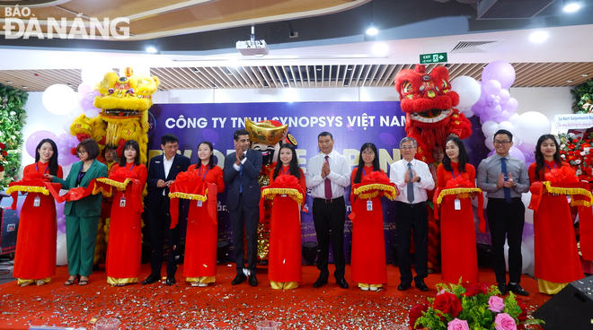 Standing Vice Chairman of the Da Nang People's Committee Ho Ky Minh (6th, right) and delegates cutting the ribbon to open the new office. Photo: M.Q
