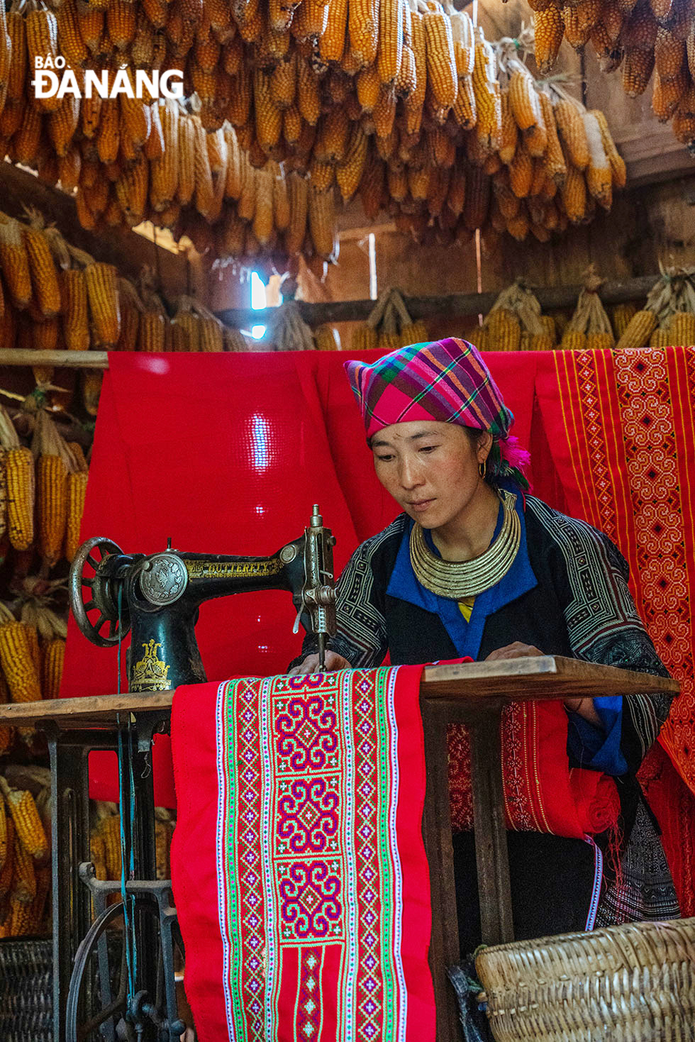 Hình ảnh người phụ nữ dân tộc H’Mông ngồi bên khung cửi dệt vải - nét đẹp văn hóa độc đáo - cũng được tái hiện tại nhà ngô.	