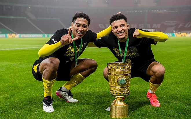 Jude Bellingham (trái) và Jadon Sancho cùng ăn mừng danh hiệu vô địch Cúp Quốc gia Đức mùa giải 2020-2021. Ảnh: Dailymail