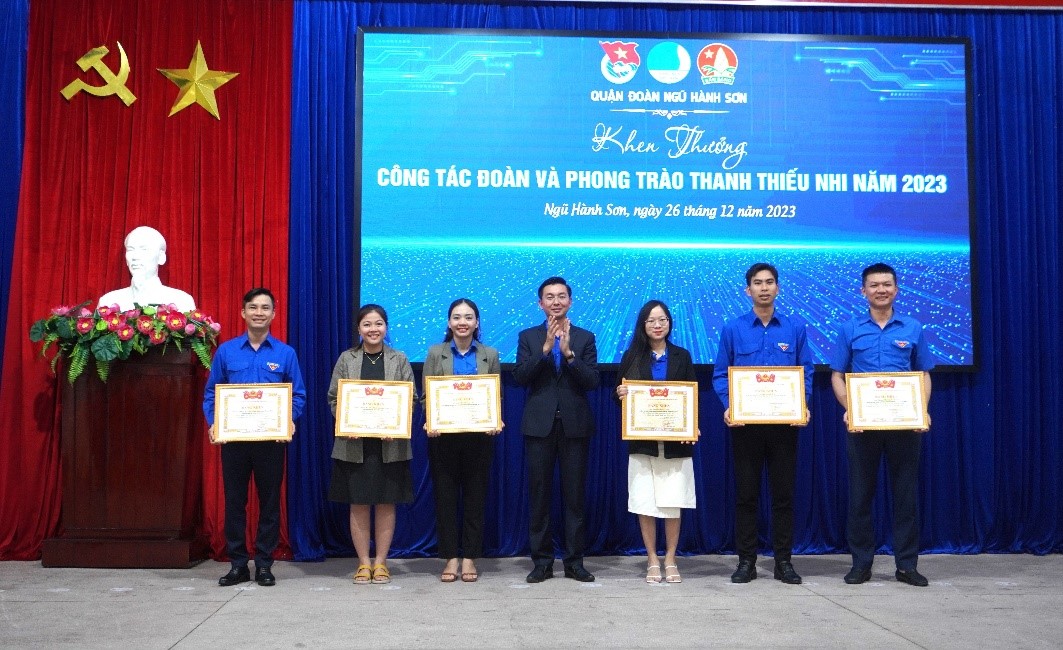 Hội Liên hiệp Thanh niên quận Ngũ Hành Sơn nhận cờ thi đua xuất sắc 5 năm