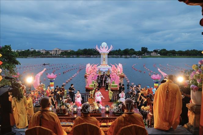 Lễ hội hoa đăng trên sông Hương