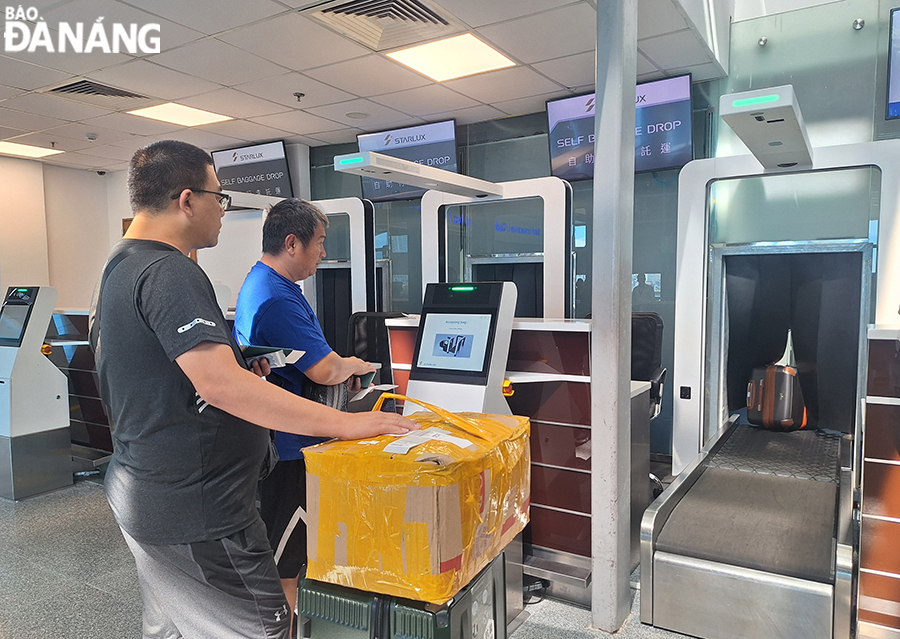 Nhà ga quốc tế Đà Nẵng đưa hệ thống quầy tự gửi hành lý vào hoạt động