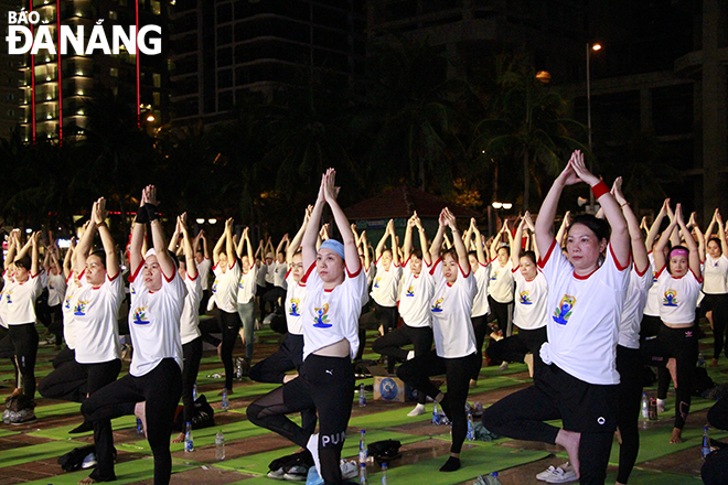 Hơn 1.500 người đồng diễn yoga vì thế giới hòa bình và hữu nghị