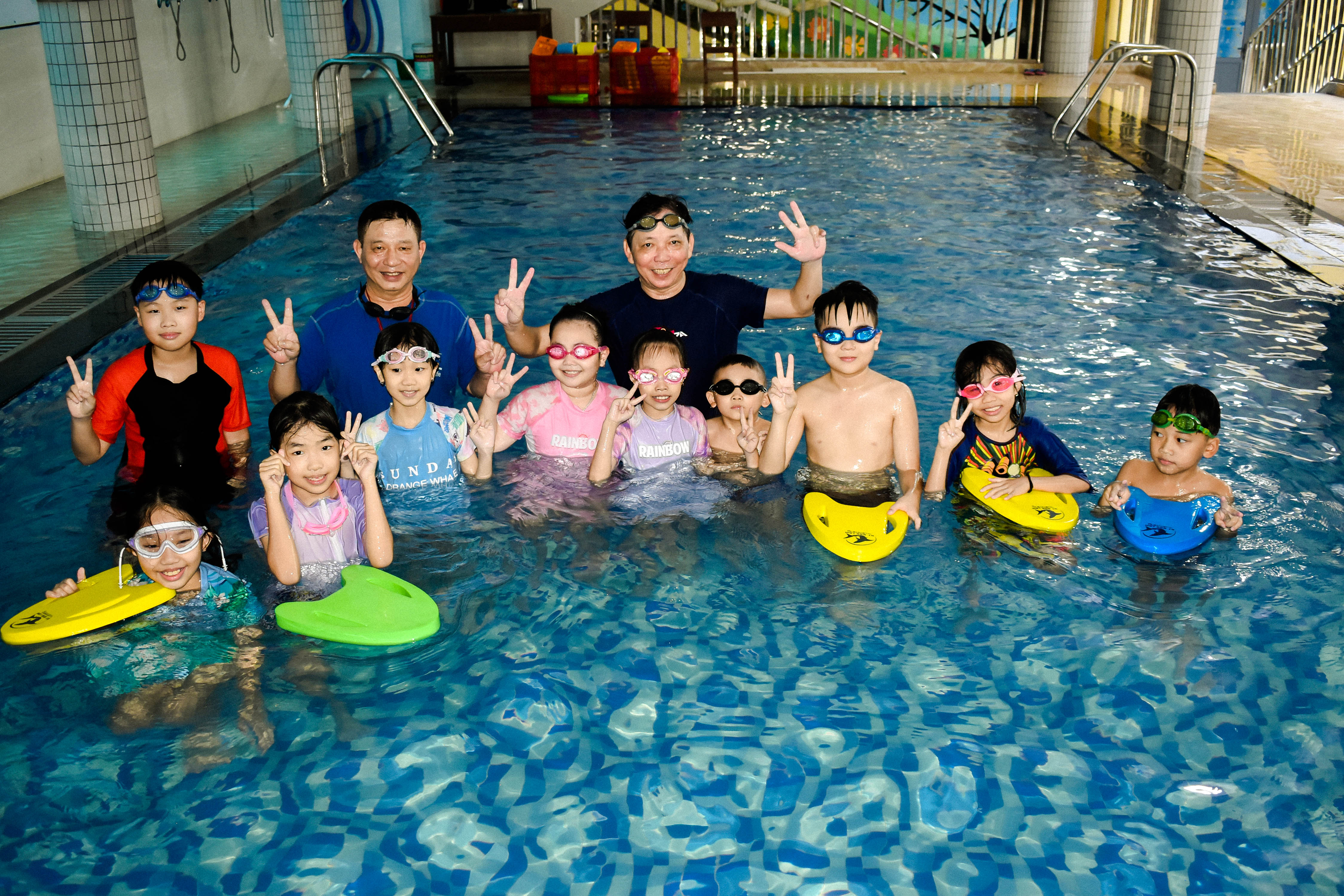Tổ chức các khóa dạy bơi cho học sinh dịp hè 2024