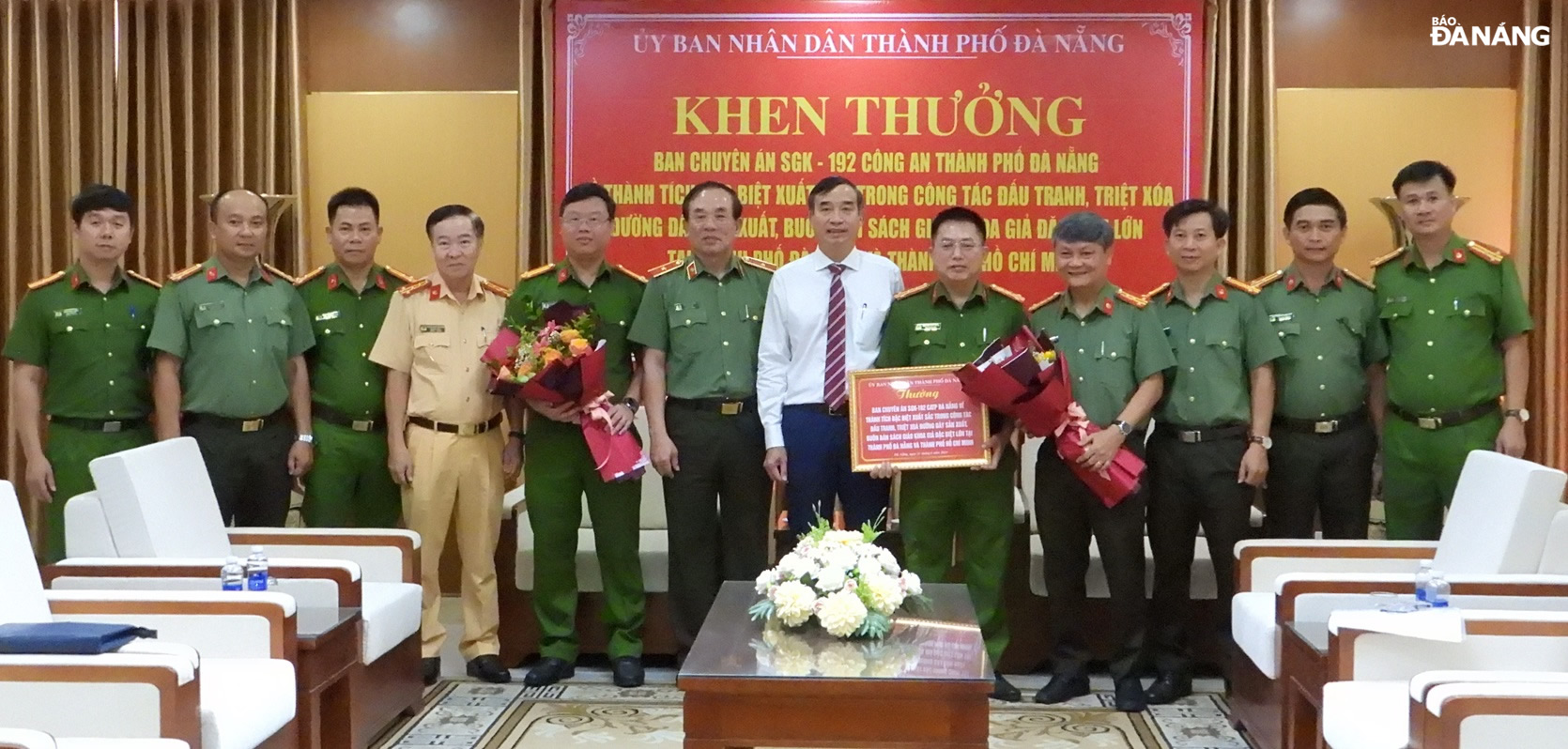 Khen thưởng lực lượng phá chuyên án sản xuất, buôn bán hàng triệu bản sách giáo khoa giả liên tỉnh