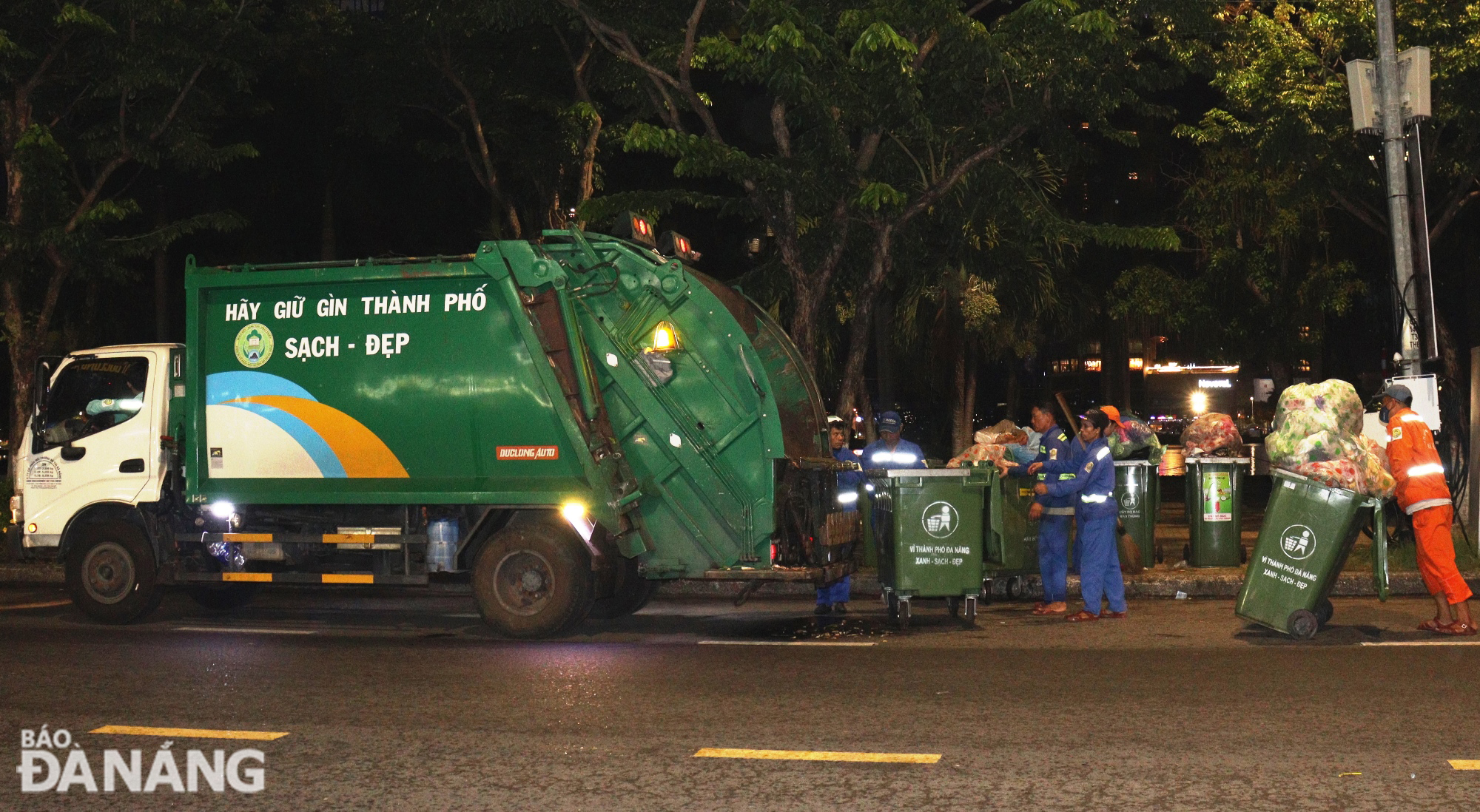 Thu gom gần 34 tấn rác trong đêm thi trình diễn pháo hoa thứ 3