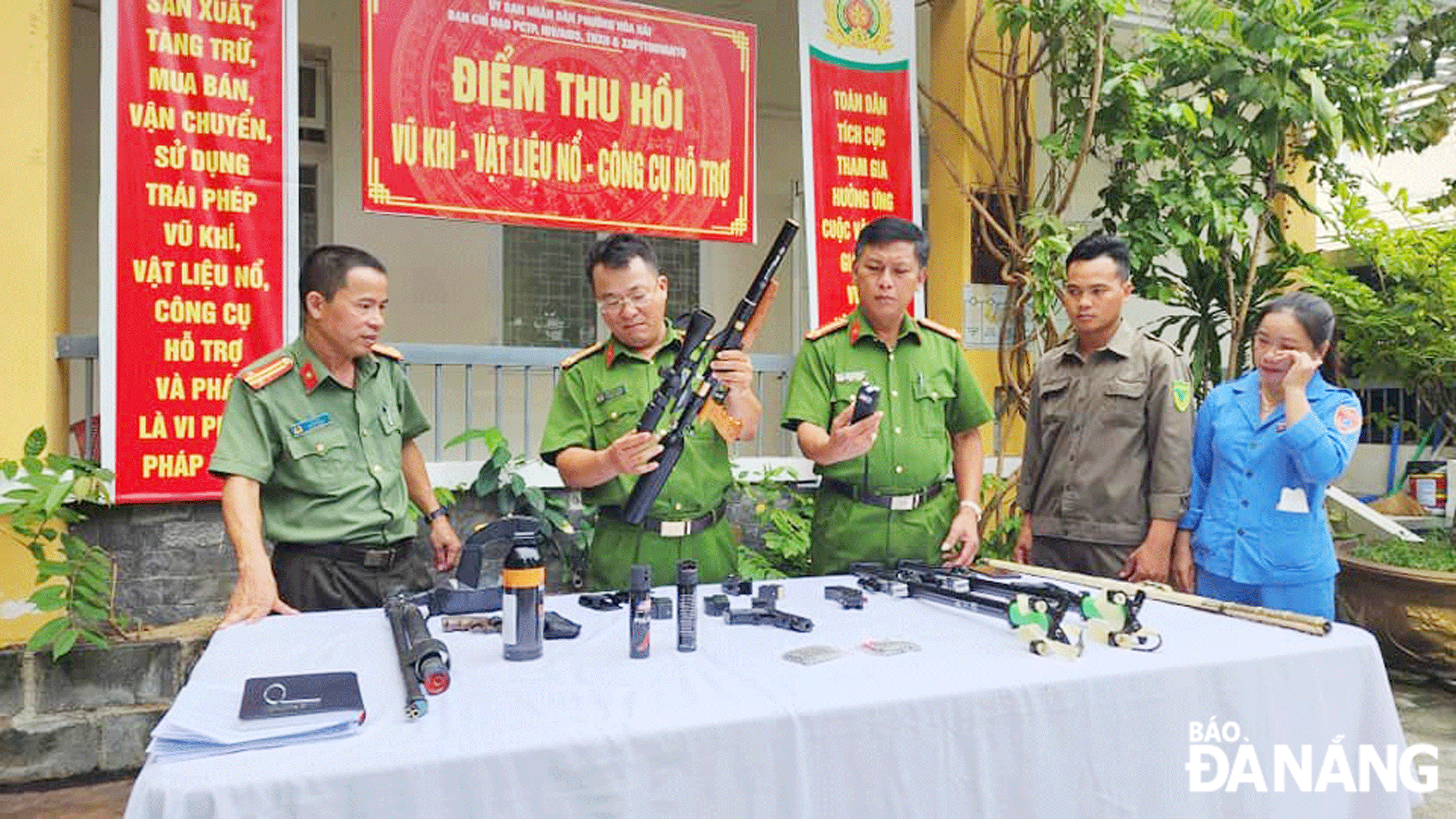 Tuyên truyền, vận động người dân giao nộp vũ khí, vật liệu nổ, công cụ hỗ trợ