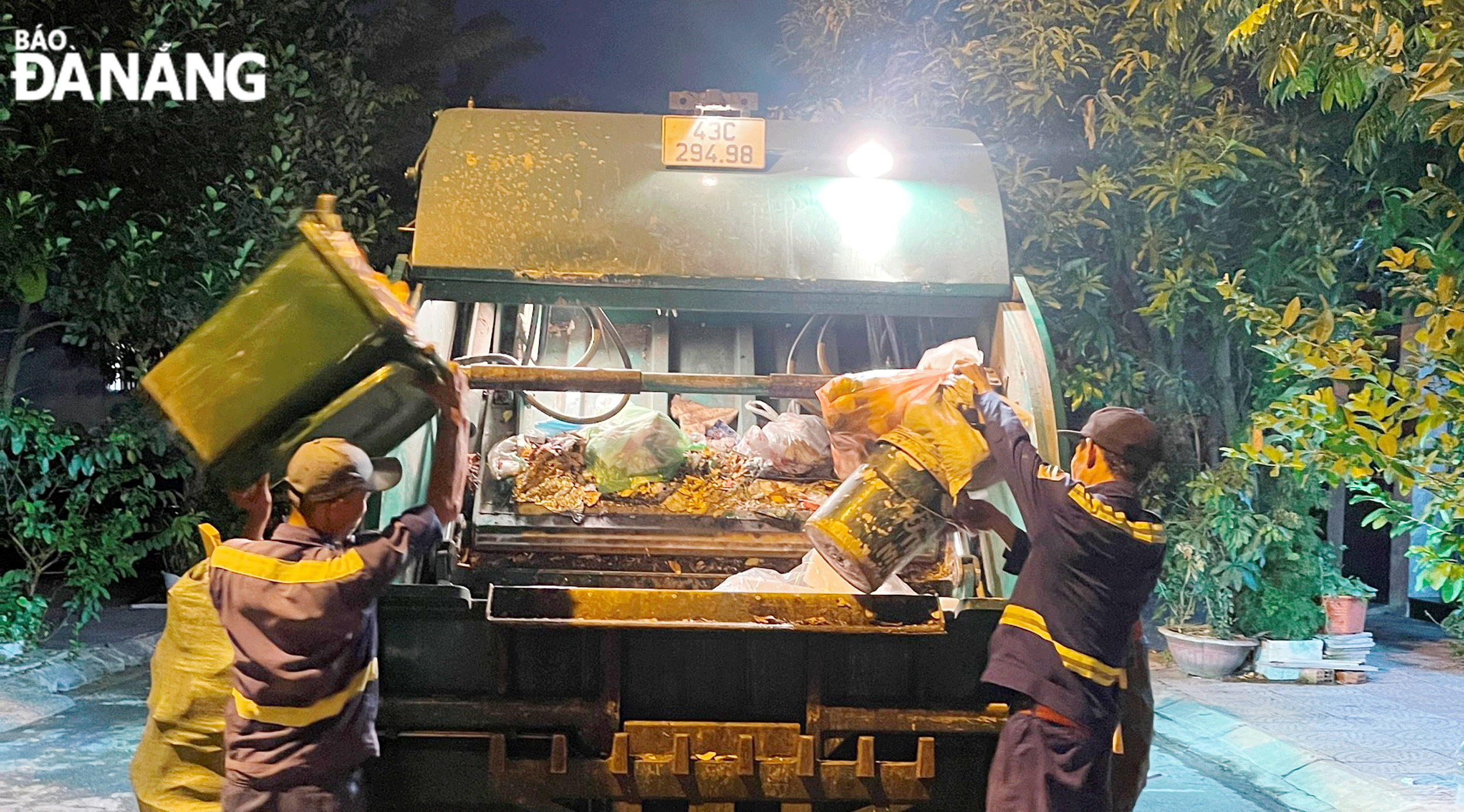 Thu gom rác sinh hoạt, vệ sinh đường phố ở phường Hòa Xuân vào ban đêm