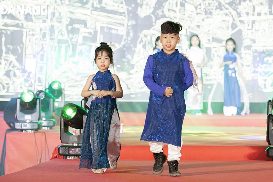 The Ao Dai show drawing much attention from many people and tourists. Photo: THU HA