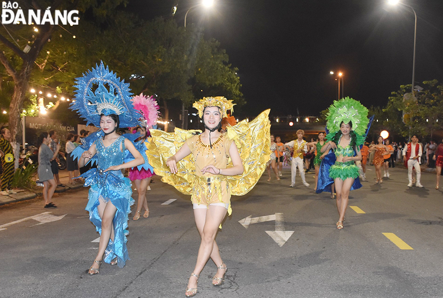 Street carnival with the participation of hundreds of dancers becoming the highlight of the event. Photo: THU HA