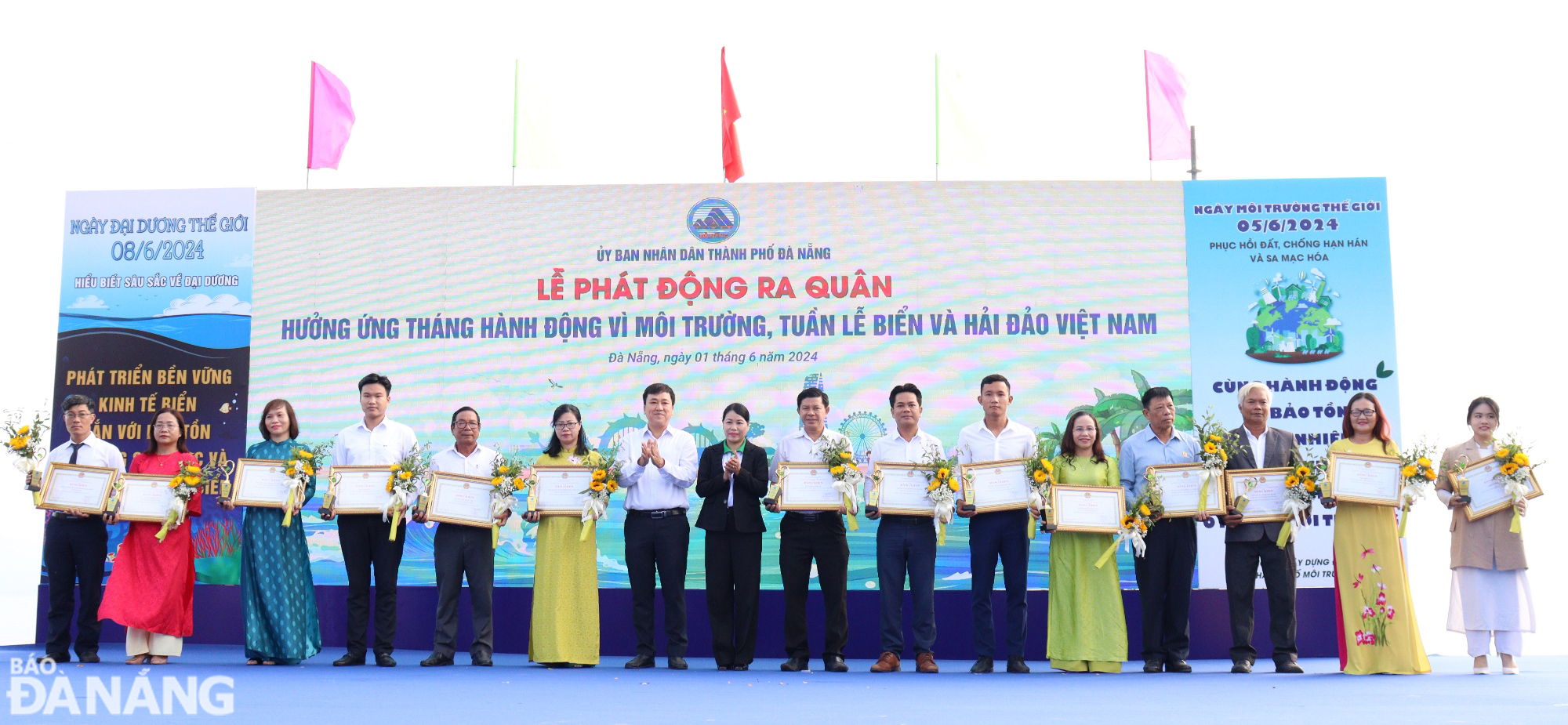 Phó Trưởng ban Tuyên giáo Thành ủy Đà Nẵng Mai Thị Thu, Phó Giám đốc Sở Tài nguyên và Môi trường Đặng Quang Vinh trao Bằng khen của Chủ tịch UBND thành phố và biểu trưng cho các tập thể đạt 