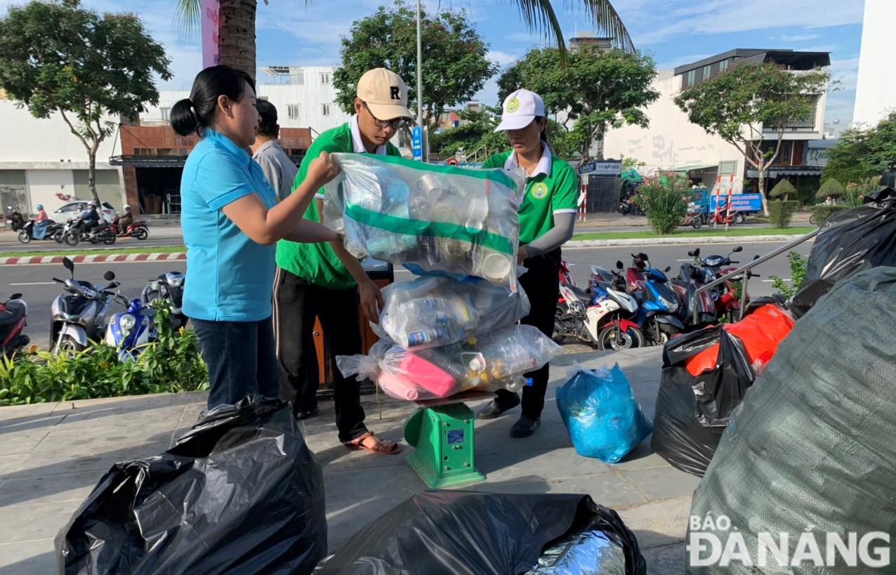 Rất nhiều rác tái chế sau phân loại rác tại các hộ gia đình trên địa bàn quận Thanh Khê được thu mua ngay sau lễ phát động và ra quân. Ảnh: HOÀNG HIỆP