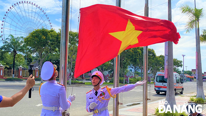 The national flag of Viet Nam is being raised at the 13th ASEAN School Games in Da Nang. 