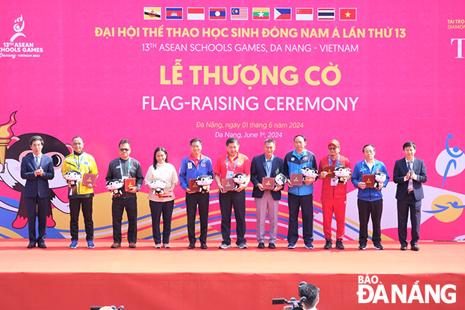 Director of the Department of Physical Education Nguyen Thanh De (right) and Vice Chairman of the Da Nang People's Committee Tran Chi Cuong (left) presenting souvenirs to participating sports delegations.