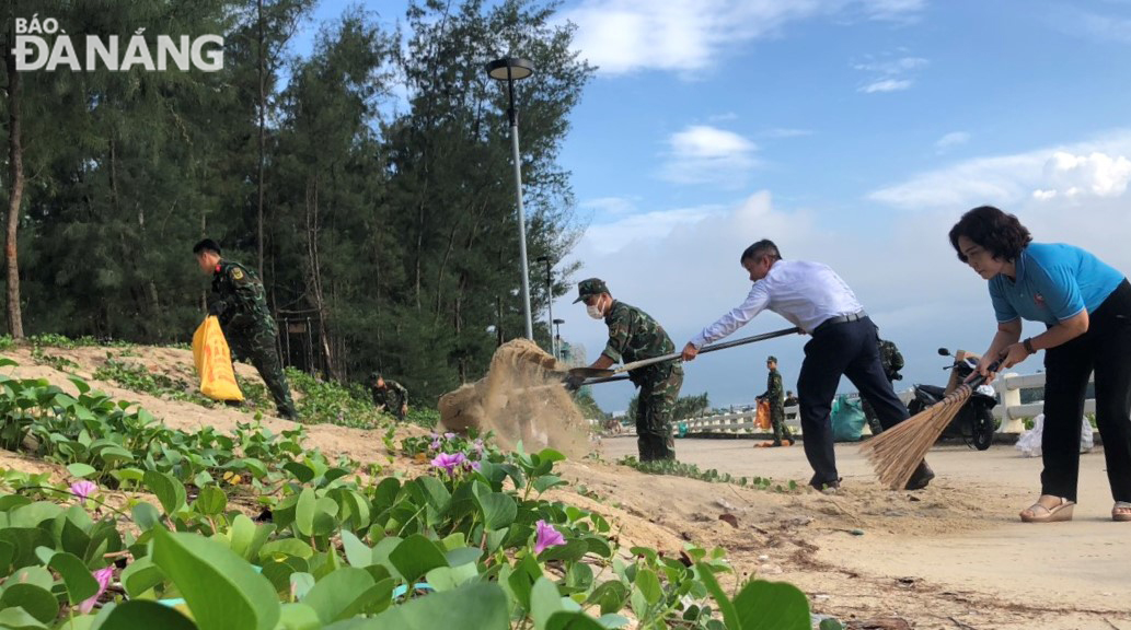 Lãnh đạo quận Liên Chiểu cùng các lực lượng, hội đoàn thể tham gia tổng dọn vệ sinh môi trường, làm đẹp các đoạn bờ biển để đón khách du lịch dịp lễ hội pháo hoa quốc tế Đà Nẵng. Ảnh: HOÀNG HIỆP