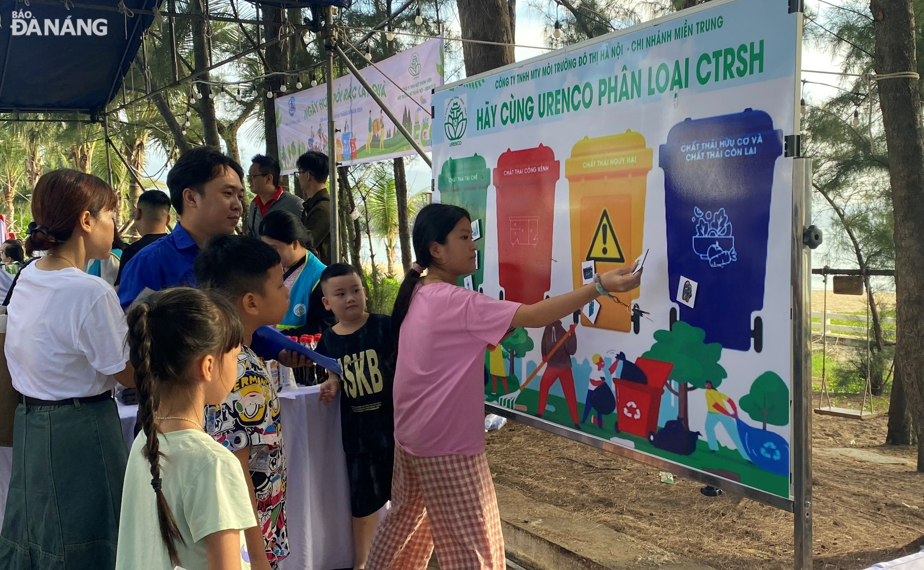 Nhiều trẻ em, học sinh trải nghiệm thực hành phân loại rác tại nguồn. Ảnh: HOÀNG HIỆP