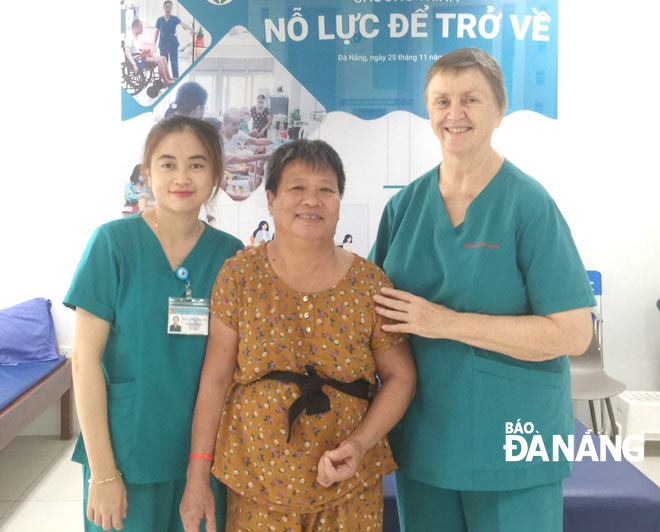 Steady Footsteps members supports patients with rehabilitation services at the Da Nang Traditional Medicine Hospital. Photo: X.S