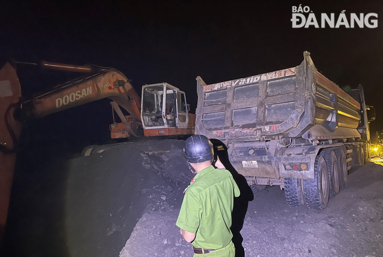 Lực lượng tuần tra 8394 của xã Hòa Phú phát hiện 2 phương tiện đang khai thác, vận chuyển đất trái phép ven đường vành đai phía tây. Ảnh: H.H