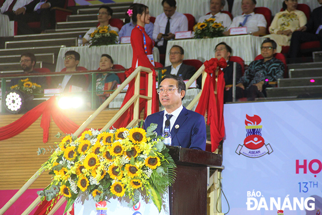 Chủ tịch UBND thành phố Lê Trung Chinh phát biểu tại lễ khai mạc.