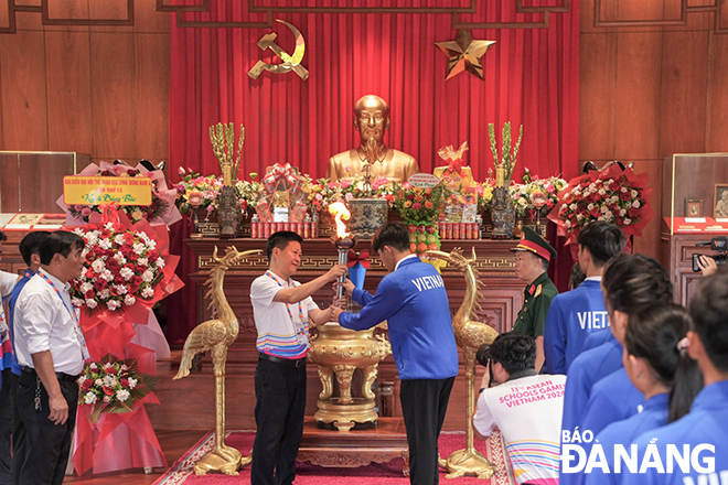 Before the opening ceremony, the torch was carried from the Military Zone 5 branch of the Ho Chi Minh Museum