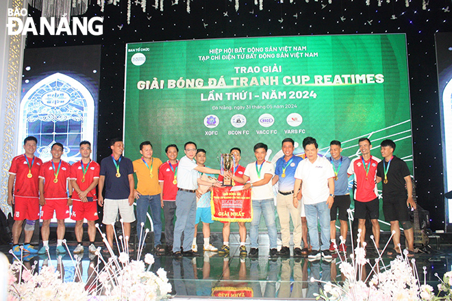 Ban tổ chức trao cup vô địch cho Hiệp hội Nhà thầu xây dựng Việt Nam - Chi nhánh miền Trung.