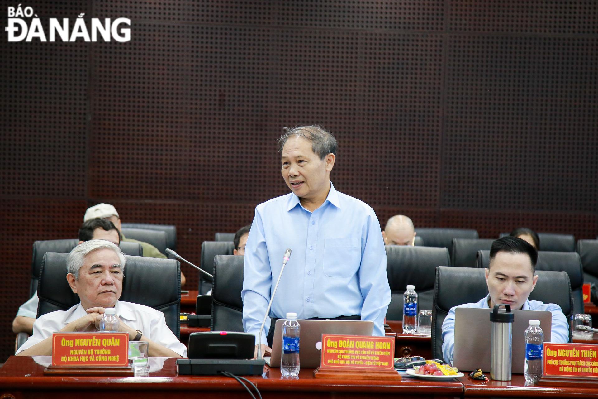 Mr. Doan Quang Hoan, former Director of the Radio Frequency Department under the Ministry of Information and Communications cum Vice Chairman of the Vietnam Radio and Electronics Association, proposed phasing investment resources to solve the problem of human resources.