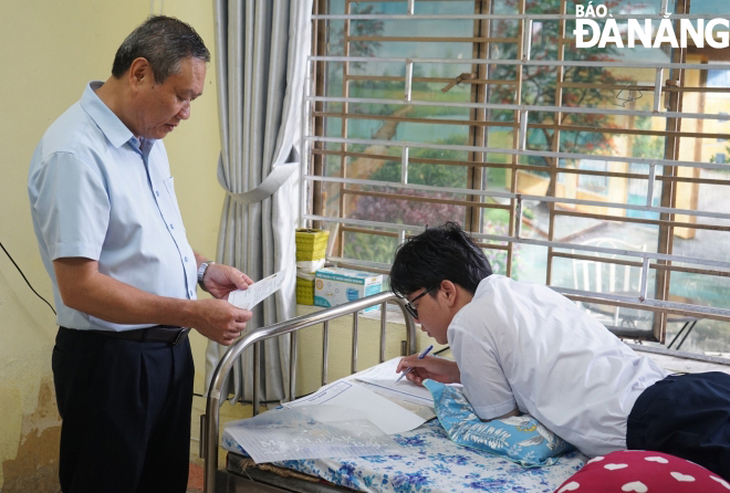 Phó Giám đốc Sở Giáo dục và Đào tạo Mai Tấn Linh thăm hỏi tình hình sức khỏe thí sinh tại điểm thi Trường THPT Nguyễn Thượng Hiền. Ảnh: NGỌC HÀ