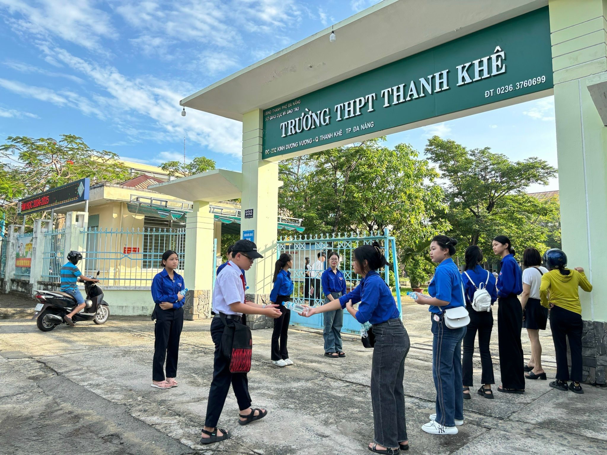 Tại điểm thi Trường THPT Thanh Khê, đoàn viên, thanh niên tích cực hỗ trợ thí sinh và người nhà