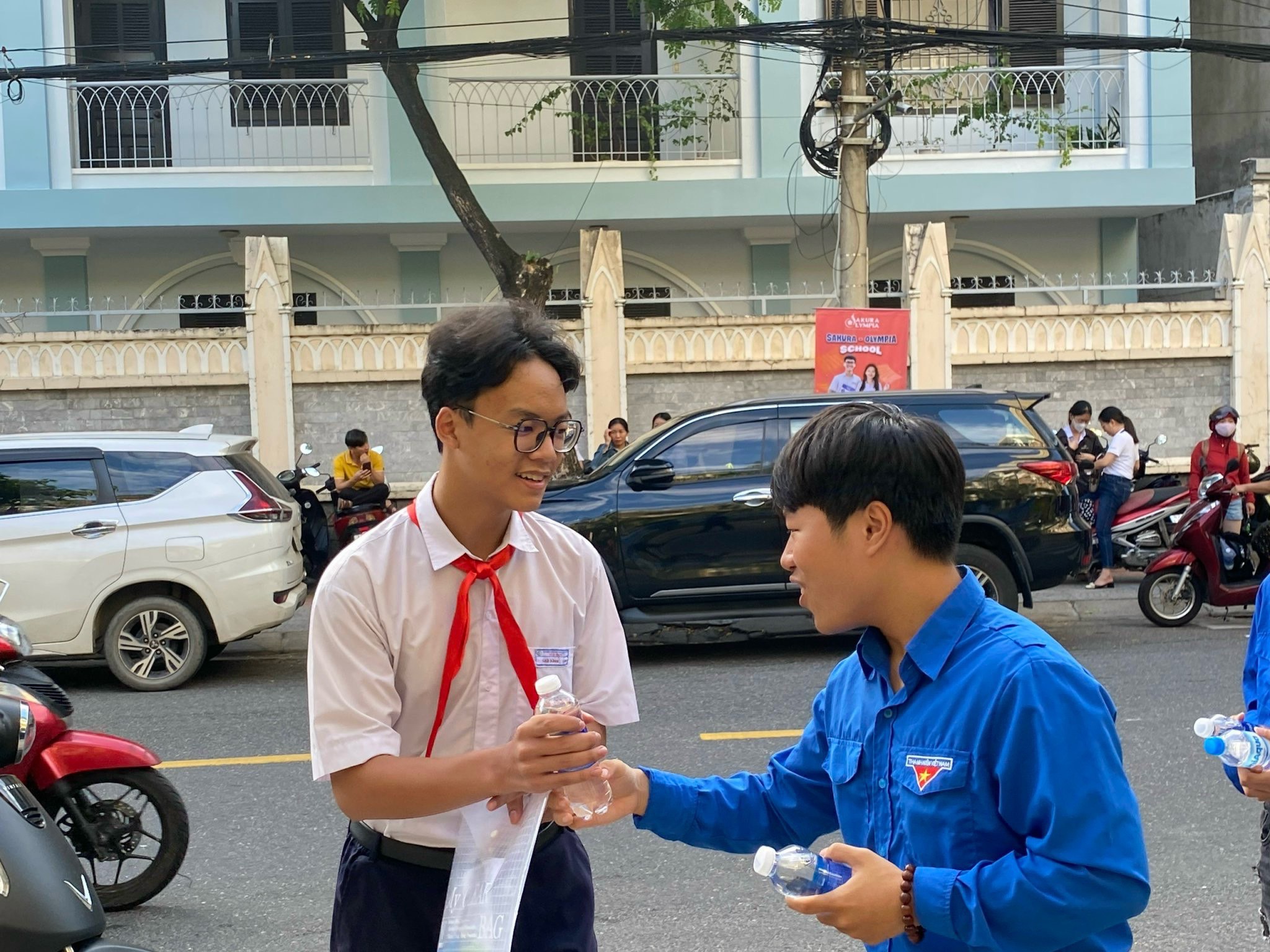 Các đội hình tình nguyện tích cực triển khai nhiều hoạt động như: tư vấn, hướng dẫn thí sinh tìm phòng thi, làm thủ tục dự thi; cấp phát nước uống, tặng quà, trông giữ đồ miễn phí cho thí sinh; hỗ trợ đồ dùng học tập (bút, thước)...