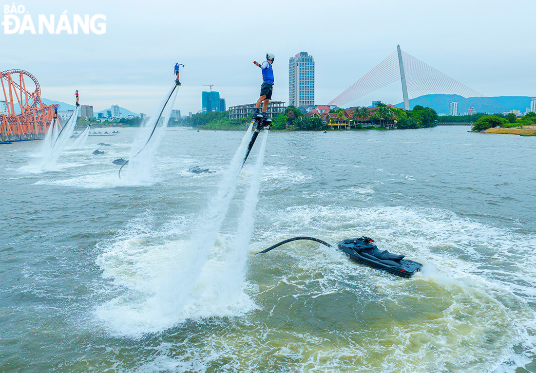 Flyboarders are practicing at Da Nang Downtown to prepare for their show this June. Photo courtesy of the Da Nang Art Photography Association