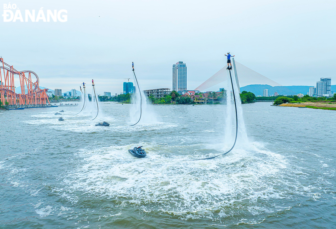 Appearing for the first time in Da Nang, the jetski and flyboard show promises to be a new product that attracts a large number of tourists to Da Nang. Photo courtesy of the Da Nang Art Photography Association