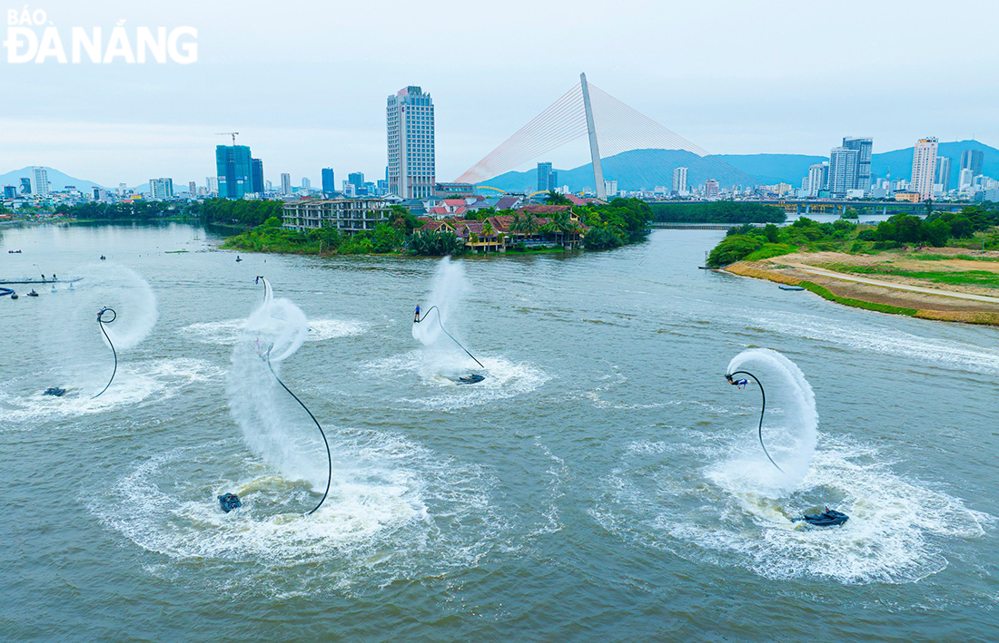 The Han River is highly appreciated by performing artists thanks to its open and beautiful space. Photo courtesy of the Da Nang Art Photography Association