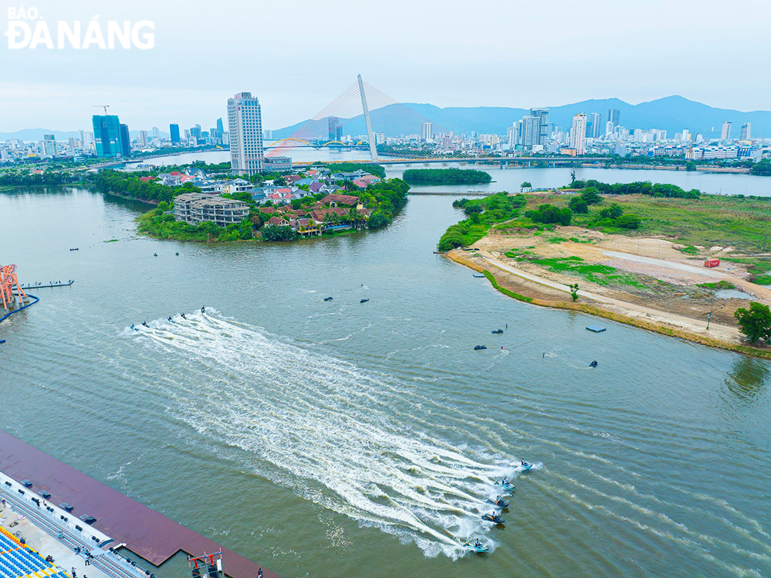 Upcoming artistic water sports performances promise to bring visitors new experiences in the city this summer. Photo courtesy of the Da Nang Art Photography Association