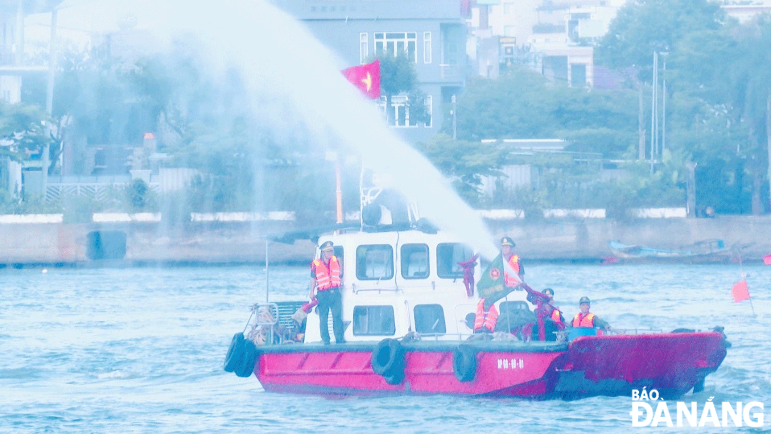 Bộ đội Biên phòng thành phố sẵn sàng các phương án cứu hộ, cứu nạn trên sông Hàn trong suốt quá trình diễn ra lễ hội pháo hoa.