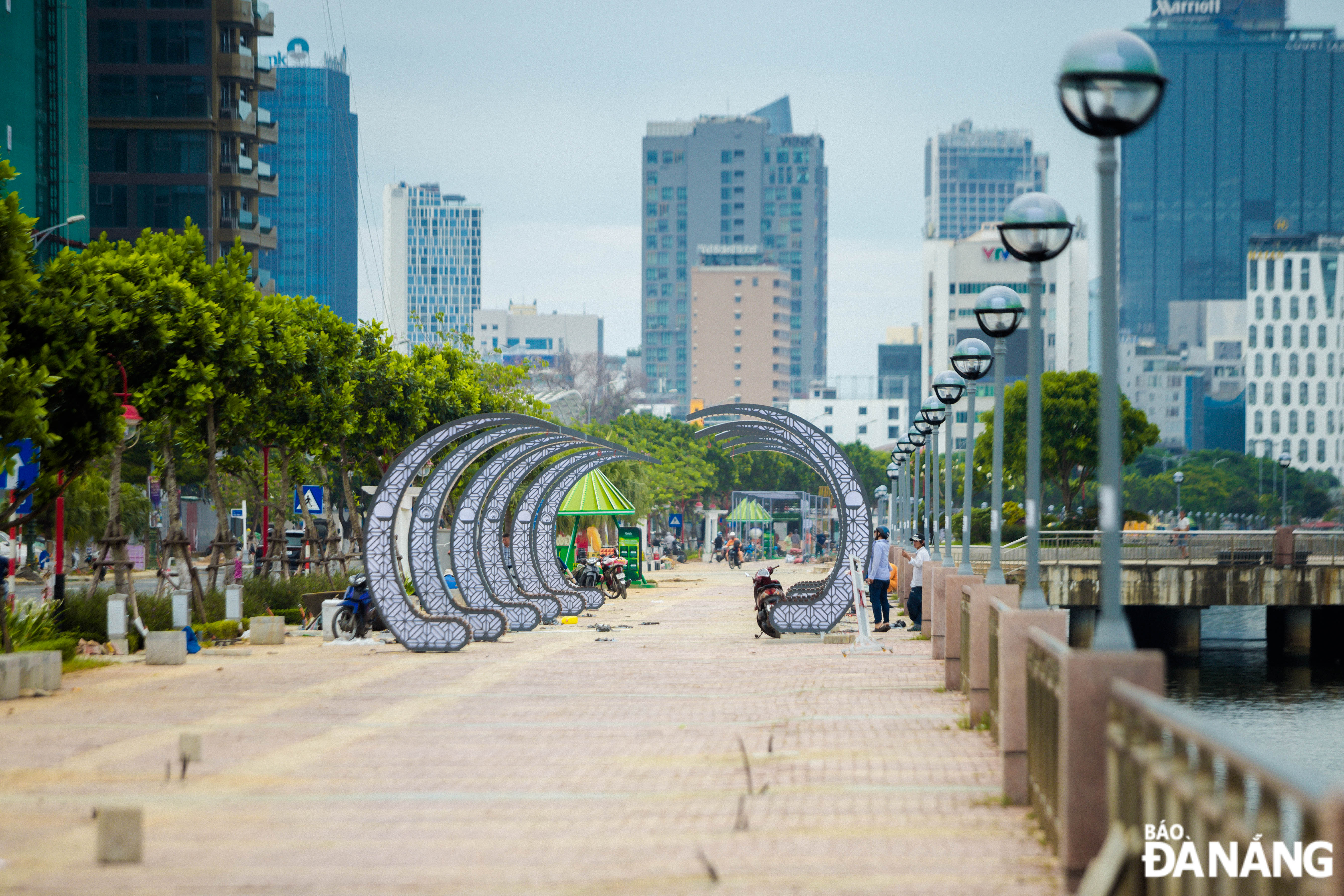 Bach Dang walking street will connect with Nguyen Van Troi pedestrian bridge to create a new tourism highlight for the city.