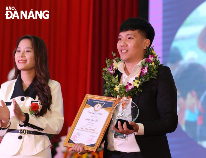 Through meaningful work, in 2022, SOS Da Nang Team Captain Dang Ngoc Tien (right) was awarded the ‘Youth Contributing to the Community’ award by the Vietnamese Volunteer Community. Photo: H.V