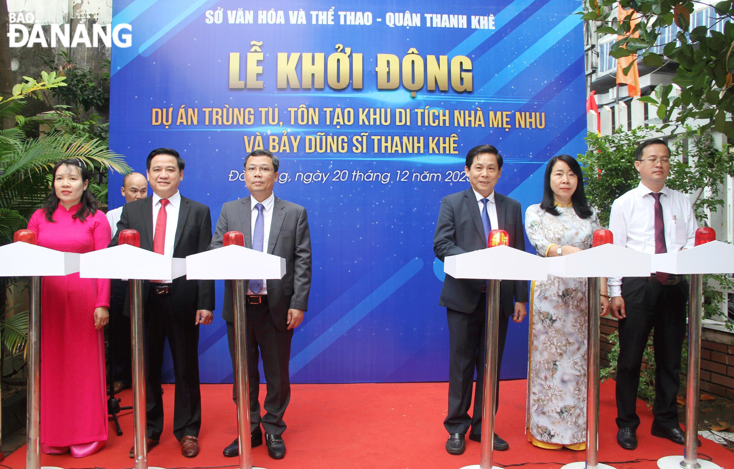 Leaders of the Da Nang Department of Culture and Sports and the Thanh Khe District performing the launching ceremony of the project to restore and embellish the Memorial House of Mother Nhu and the 7 Thanh Khe Heroes. Photo: X.D