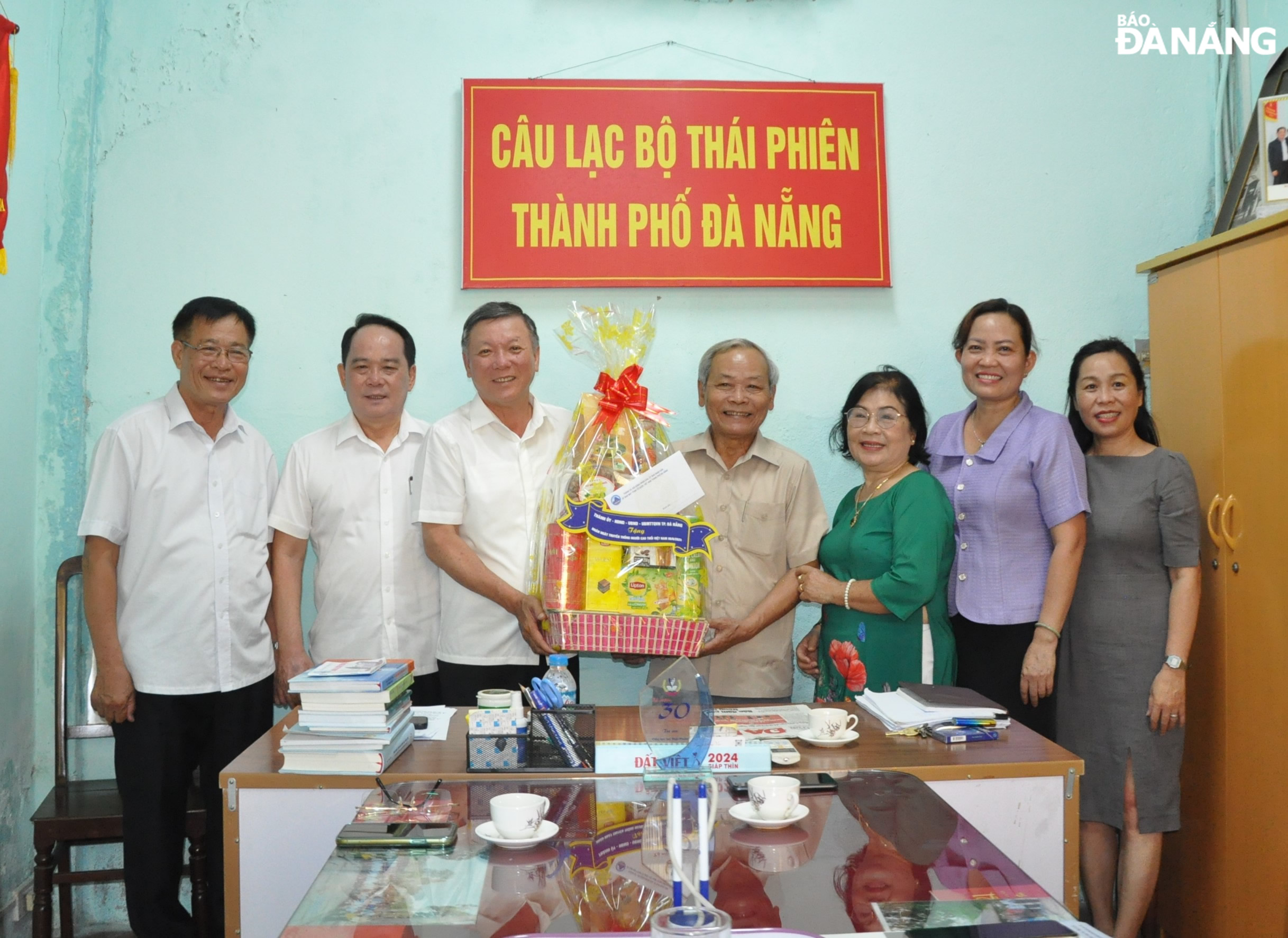 Trưởng ban Dân vận Thành ủy Lê Văn Trung (thứ 3, trái sang) thăm, tặng quà Ban Chủ nhiệm CLB Thái Phiên. Ảnh: LÊ HÙNG