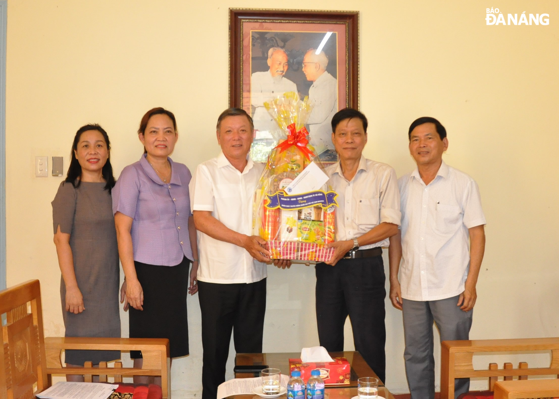 Trưởng ban Dân vận Thành ủy Lê Văn Trung (giữa) thăm, tặng quà Ban đại diện Hội người cao tuổi thành phố. Ảnh: LÊ HÙNG