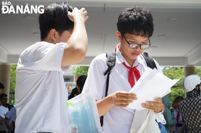 Thí sinh trao đổi sau khi hoàn thành bài thi tại điểm thi Trường THPT Phan Châu Trinh. Ảnh: NGỌC HÀ